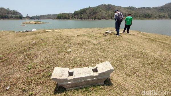 Potret Eks Makam dan Jalan Aspal di Tengah Waduk Sermo yang Surut