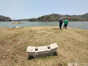Potret Eks Makam dan Jalan Aspal di Tengah Waduk Sermo yang Surut Potret Eks Makam dan Jalan Aspal di Tengah Waduk Sermo yang Surut