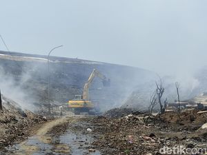 Hari Keempat Pemadaman di TPA Jatibarang Semarang, Asap Masih Membubung