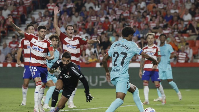 Soccer Football - LaLiga - Granada v FC Barcelona - Nuevo Estadio de Los Carmenes, Granada, Spain - October 8, 2023 FC Barcelonas Lamine Yamal scores their first goal REUTERS/Jon Nazca