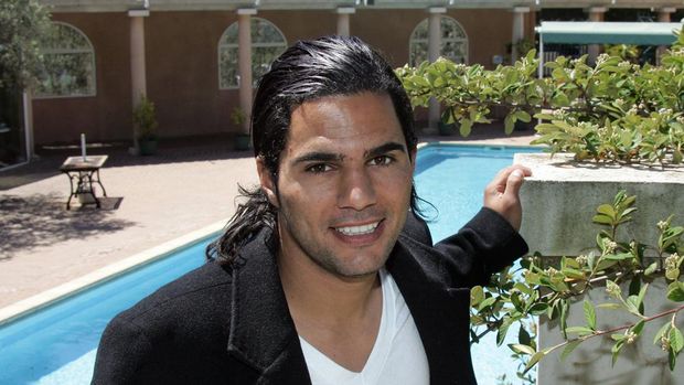 Beitar Jerusalem's midfielder player, Lior Asolin poses in the garden of its hotel in Plan-de-Cuques nearest to Marseille May 10, 2006.      AFP PHOTO GERARD JULIEN (Photo by GERARD JULIEN / AFP)