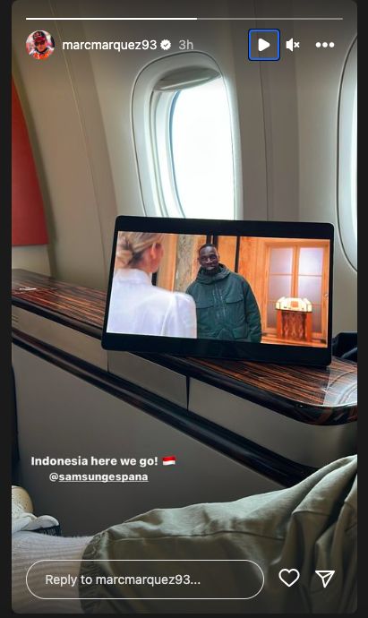 Marc Marquez berada dalam pesawat menuju Indonesia jelang MotoGP Mandalika, Senin (9/10).