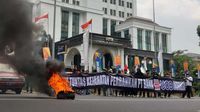 Massa Gelar Aksi dan Bakar Ban di Depan Kantor OJK