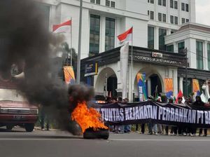 Massa Gelar Aksi dan Bakar Ban di Depan Kantor OJK