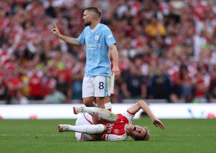 Soccer Football - Premier League - Arsenal v Manchester City - Emirates Stadium, London, Britain - October 8, 2023 Arsenals Martin Odegaard reacts after sustaining an injury as Manchester Citys Mateo Kovacic looks on REUTERS/David Klein NO USE WITH UNAUTHORIZED AUDIO, VIDEO, DATA, FIXTURE LISTS, CLUB/LEAGUE LOGOS OR LIVE SERVICES. ONLINE IN-MATCH USE LIMITED TO 45 IMAGES, NO VIDEO EMULATION. NO USE IN BETTING, GAMES OR SINGLE CLUB/LEAGUE/PLAYER PUBLICATIONS.