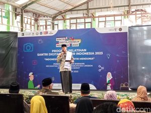 Datang ke Ponpes di Cirebon, Sandiaga Diberi USB Isi Lagu Koplo Datang ke Ponpes di Cirebon, Sandiaga Diberi USB Isi Lagu Koplo