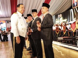 Prabowo Anugerahkan Dharma Pertahanan Utama ke Dasco, Yandri, hingga Arsul