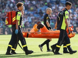 Kiper Kena Petasan Ditandu Keluar Lapangan, Pertandingan Dihentikan