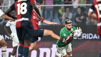 Sejumlah aksi dilakukan Giroud dalam balutan jersey kiper Rossoneri. Foto: REUTERS/DANIELE MASCOLO