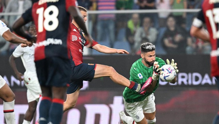Soccer Football - Serie A - Genoa v AC Milan - Stadio Comunale Luigi Ferraris, Genoa, Italy - October 7, 2023 AC Milans Olivier Giroud makes a save REUTERS/Daniele Mascolo