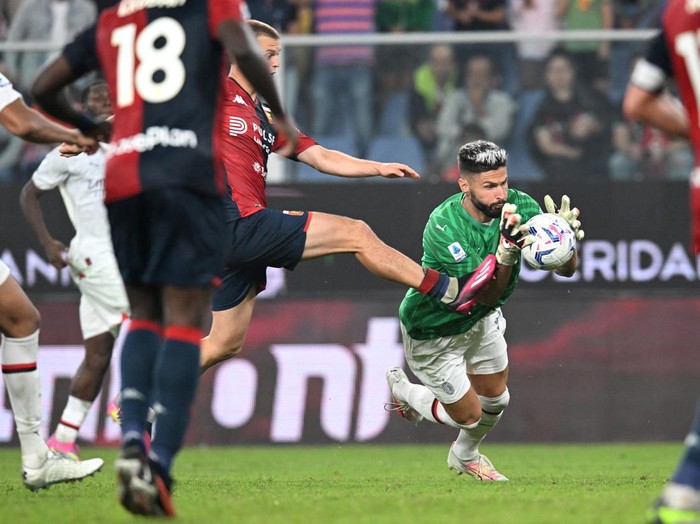 Soccer Football - Serie A - Genoa v AC Milan - Stadio Comunale Luigi Ferraris, Genoa, Italy - October 7, 2023 AC Milan's Olivier Giroud makes a save REUTERS/Daniele Mascolo