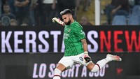 Giroud sendiri awalnya masuk di babak kedua laga Genoa vs Milan guna menambah daya gedor timnya, alias tidak sebagai kiper. Foto: REUTERS/DANIELE MASCOLO