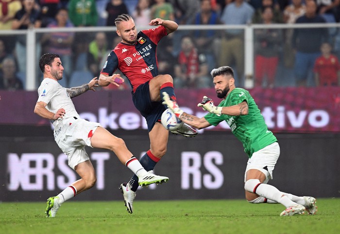 Soccer Football - Serie A - Genoa v AC Milan - Stadio Comunale Luigi Ferraris, Genoa, Italy - October 7, 2023 AC Milan's Olivier Giroud in action with Genoa's George Puscas REUTERS/Daniele Mascolo