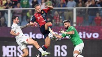 Di menit-menit akhir Genoa vs AC Milan, Giroud pun mengawal gawang Rossoneri. Foto: REUTERS/DANIELE MASCOLO