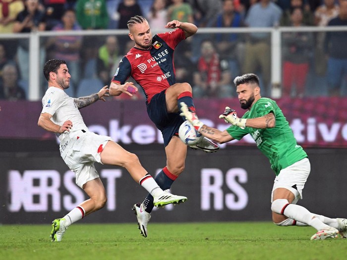Soccer Football - Serie A - Genoa v AC Milan - Stadio Comunale Luigi Ferraris, Genoa, Italy - October 7, 2023 AC Milan's Olivier Giroud in action with Genoa's George Puscas REUTERS/Daniele Mascolo