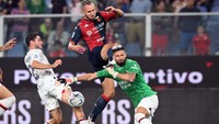 Kalau biasanya Giroud berusaha mengirim bola ke dalam gawang, kini tugasnya adalah menghalau si kulit bundar. Foto: REUTERS/DANIELE MASCOLO