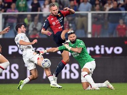 Kalau biasanya Giroud berusaha mengirim bola ke dalam gawang, kini tugasnya adalah menghalau si kulit bundar. Foto: REUTERS/DANIELE MASCOLO