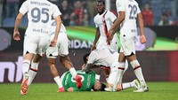 Giroud tampil gagah berani mengamankan si kulit bundar. Foto: REUTERS/DANIELE MASCOLO