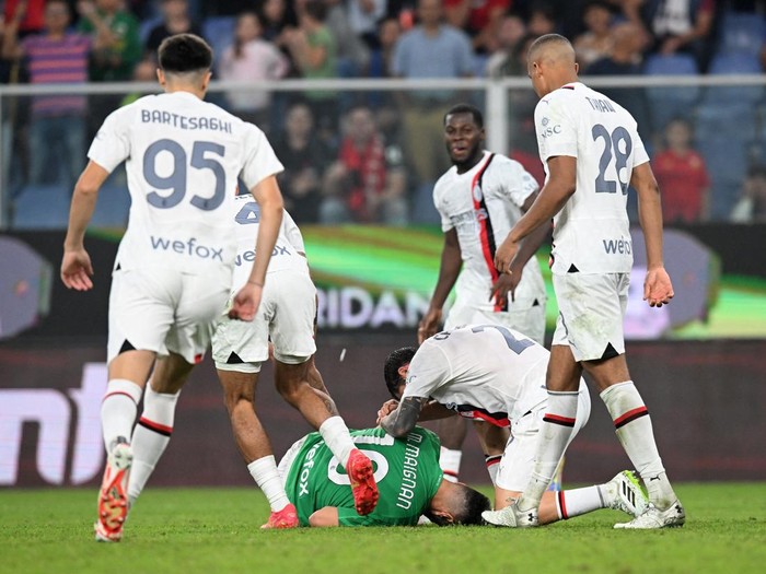 Soccer Football - Serie A - Genoa v AC Milan - Stadio Comunale Luigi Ferraris, Genoa, Italy - October 7, 2023 AC Milan's Olivier Giroud makes a save REUTERS/Daniele Mascolo