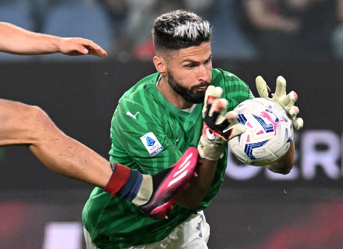 Soccer Football - Serie A - Genoa v AC Milan - Stadio Comunale Luigi Ferraris, Genoa, Italy - October 7, 2023 AC Milan's Olivier Giroud makes a save after going in goal to replace Mike Maignan who was sent off REUTERS/Daniele Mascolo TPX IMAGES OF THE DAY