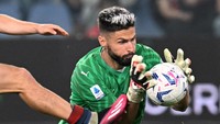 Tidak sia-sia, si kiper Giroud turut membantu Milan meraih kemenangan 1-0 atas Genoa. Foto: REUTERS/DANIELE MASCOLO