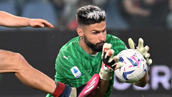 Foto Aksi Giroud Jadi Kiper