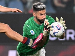 Aksi Giroud Jadi Kiper Dadakan AC Milan Diganjar Penghargaan