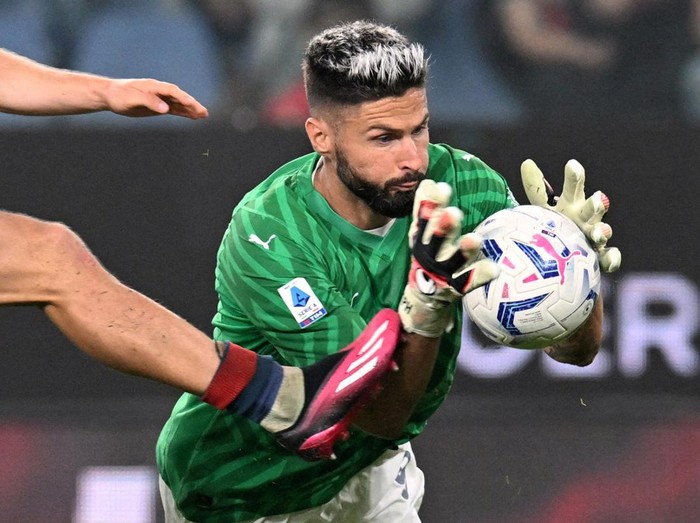 Soccer Football - Serie A - Genoa v AC Milan - Stadio Comunale Luigi Ferraris, Genoa, Italy - October 7, 2023 AC Milan's Olivier Giroud makes a save after going in goal to replace Mike Maignan who was sent off  REUTERS/Daniele Mascolo     TPX IMAGES OF THE DAY