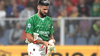 Giroud menjadi kiper dadakan usai Mike Maigna dikartu merah. Foto: REUTERS/DANIELE MASCOLO