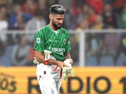 Giroud menjadi kiper dadakan usai Mike Maigna dikartu merah. Foto: REUTERS/DANIELE MASCOLO