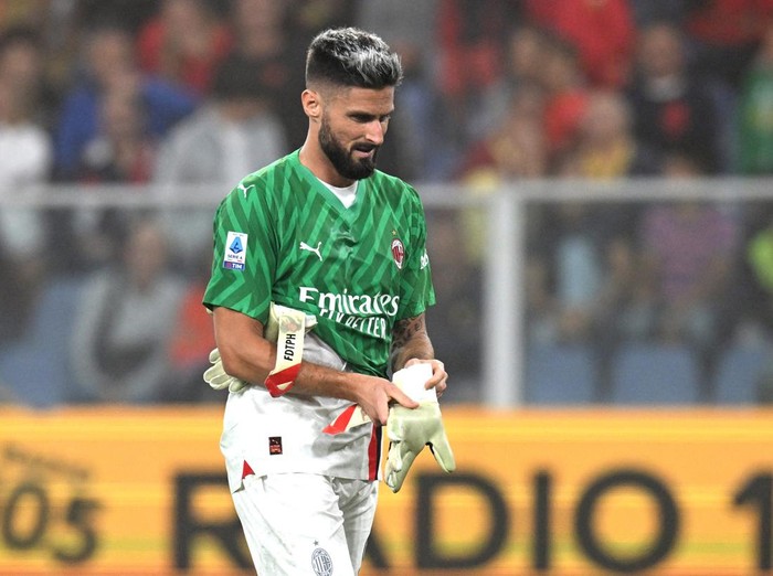 Soccer Football - Serie A - Genoa v AC Milan - Stadio Comunale Luigi Ferraris, Genoa, Italy - October 7, 2023 AC Milan's Olivier Giroud goes in goal after Mike Maignan is shown a red card REUTERS/Daniele Mascolo