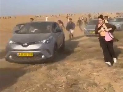 Potret Warga Israel Lari Ketakutan Saat Serangan Roket Hamas