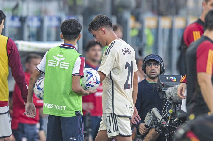 Romas Paulo Dybala leaves the field injured during the Italian Serie A soccer match between Cagliari and AS Roma, at the Unipol Domus Stadium in Cagliari, Italy, Sunday, Oct. 8, 2023. (Gianluca Zuddas/LaPresse via AP)