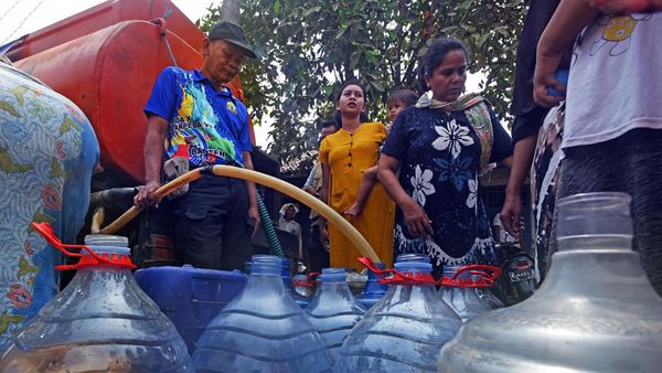 Potret Warga Pakai Galon Demi Dapatkan Air Bersih saat Kemarau
