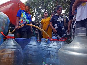 Potret Warga Pakai Galon Demi Dapatkan Air Bersih saat Kemarau