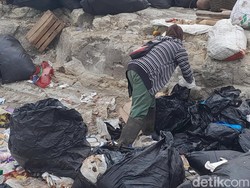 Jerit Pemulung yang Tak Bisa Bekerja Imbas Kebakaran TPA Purbahayu