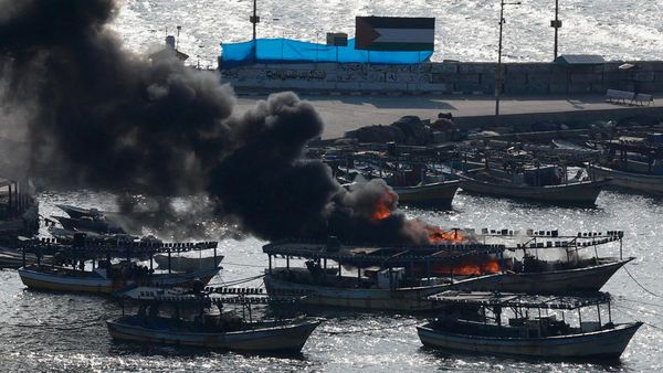 Penampakan Perahu di Gaza Terbakar Usai Diserang Israel