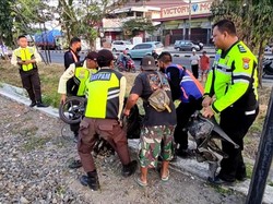 Biker Tewas Tertabrak KA di Perlintasan Tanpa Palang Pintu Lamongan