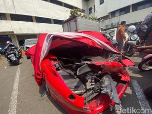 Potret Ringsek Ferrari yang Tabrak 5 Kendaraan di Senayan Potret Ringsek Ferrari yang Tabrak 5 Kendaraan di Senayan