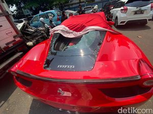Detik-detik Ngeri Pengemudi Ferrari Seruduk 5 Kendaraan di Senayan Detik-detik Ngeri Pengemudi Ferrari Seruduk 5 Kendaraan di Senayan