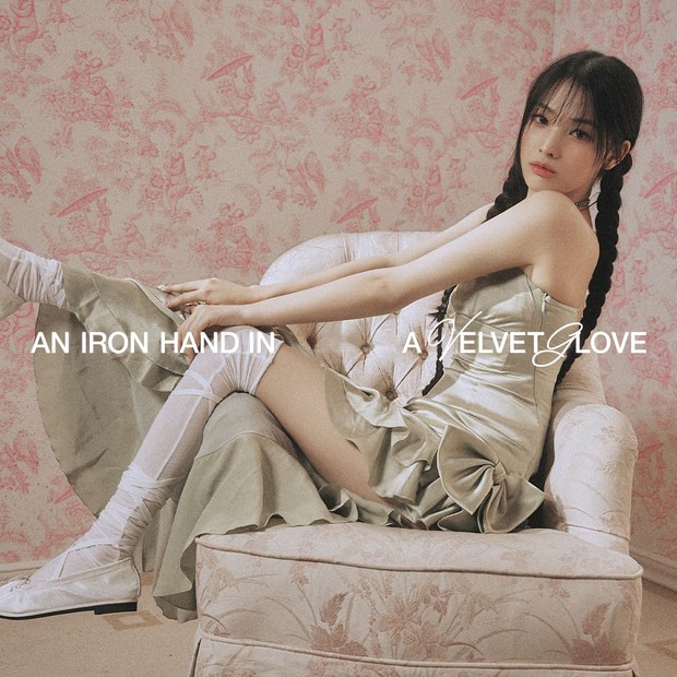 Potret JINI dalam foto konsep album debut 'An Iron Hand In A Velvet Glove'/ Foto: instagram.com/atoc_official Potret JINI dalam foto konsep album debut 'An Iron Hand In A Velvet Glove'
