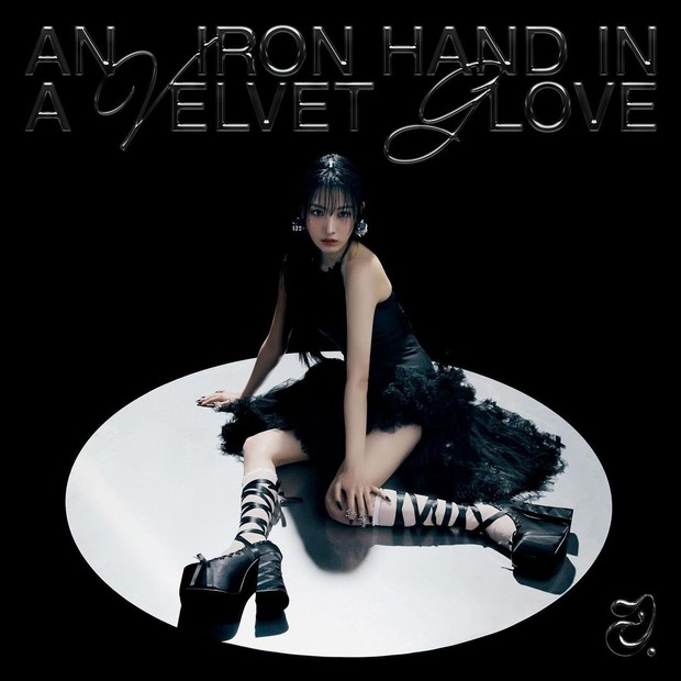 Potret JINI dalam foto konsep album debut 'An Iron Hand In A Velvet Glove'/ Foto: instagram.com/atoc_official Potret JINI dalam foto konsep album debut 'An Iron Hand In A Velvet Glove'