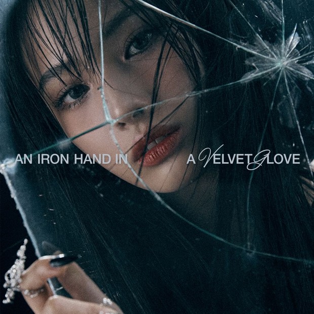Potret JINI dalam foto konsep album debut 'An Iron Hand In A Velvet Glove'/ Foto: instagram.com/atoc_official Potret JINI dalam foto konsep album debut 'An Iron Hand In A Velvet Glove'