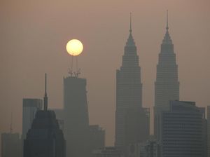 Potret Kuala Lumpur Ikut Dikepung Kabut Asap
