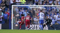 Namun dua gol Mohamed Salah di menit ke-40 dan 46 membawa Liverpool berbalik unggul saat turun minum. AP/Alberto Pezzali  