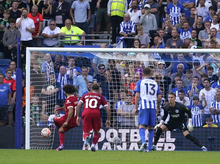 Potret Liverpool Ditahan Imbang Brighton Liverpool's Mohamed Salah scores on a penalty kick during the Premier League soccer match between Brighton and Hove Albion and Liverpool at the American Express Community Stadium in Brighton, England, Sunday, Oct. 8, 2023. (AP Photo/Alberto Pezzali)