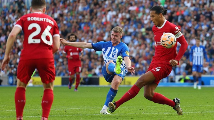 Soccer Football - Premier League - Brighton & Hove Albion v Liverpool - The American Express Community Stadium, Brighton, Britain - October 8, 2023 Brighton & Hove Albions Evan Ferguson shoots at goal REUTERS/Toby Melville NO USE WITH UNAUTHORIZED AUDIO, VIDEO, DATA, FIXTURE LISTS, CLUB/LEAGUE LOGOS OR LIVE SERVICES. ONLINE IN-MATCH USE LIMITED TO 45 IMAGES, NO VIDEO EMULATION. NO USE IN BETTING, GAMES OR SINGLE CLUB/LEAGUE/PLAYER PUBLICATIONS.