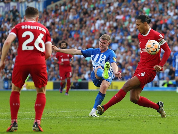 Potret Liverpool Ditahan Imbang Brighton Soccer Football - Premier League - Brighton & Hove Albion v Liverpool - The American Express Community Stadium, Brighton, Britain - October 8, 2023 Brighton & Hove Albion's Evan Ferguson shoots at goal REUTERS/Toby Melville NO USE WITH UNAUTHORIZED AUDIO, VIDEO, DATA, FIXTURE LISTS, CLUB/LEAGUE LOGOS OR 'LIVE' SERVICES. ONLINE IN-MATCH USE LIMITED TO 45 IMAGES, NO VIDEO EMULATION. NO USE IN BETTING, GAMES OR SINGLE CLUB/LEAGUE/PLAYER PUBLICATIONS.