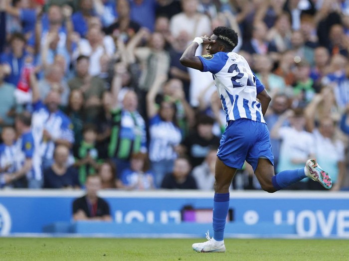 Potret Liverpool Ditahan Imbang Brighton Soccer Football - Premier League - Brighton & Hove Albion v Liverpool - The American Express Community Stadium, Brighton, Britain - October 8, 2023 Brighton & Hove Albion's Simon Adingra celebrates scoring their first goal Action Images via Reuters/Peter Cziborra NO USE WITH UNAUTHORIZED AUDIO, VIDEO, DATA, FIXTURE LISTS, CLUB/LEAGUE LOGOS OR 'LIVE' SERVICES. ONLINE IN-MATCH USE LIMITED TO 45 IMAGES, NO VIDEO EMULATION. NO USE IN BETTING, GAMES OR SINGLE CLUB/LEAGUE/PLAYER PUBLICATIONS.