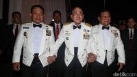 Potret Prabowo, Try Sutrisno dan Dudung Jalan Bergandengan